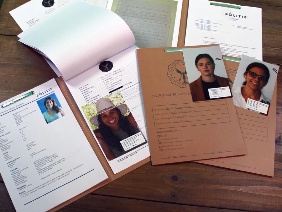 Fysiek bewijsmateriaal en documenten op tafel tijdens het onderzoek